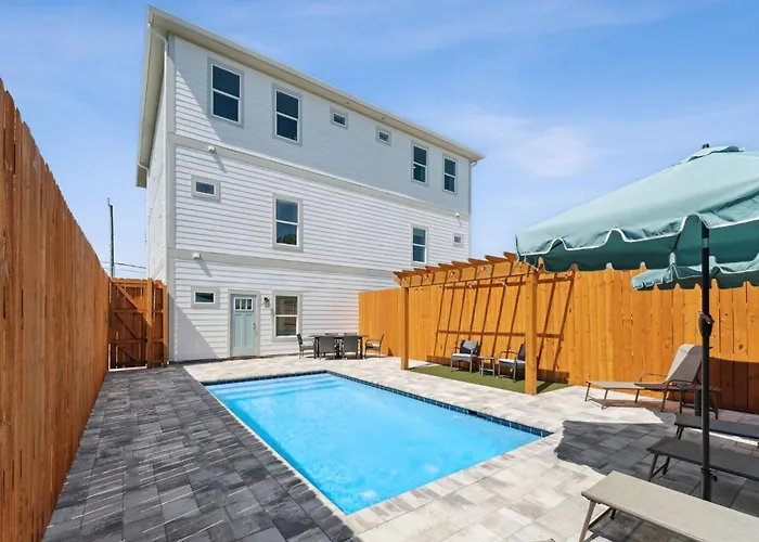 Grand Retreat I! 4Br 5Ba Sleeps 15! Private Pool! Luxury And Comfort Await!