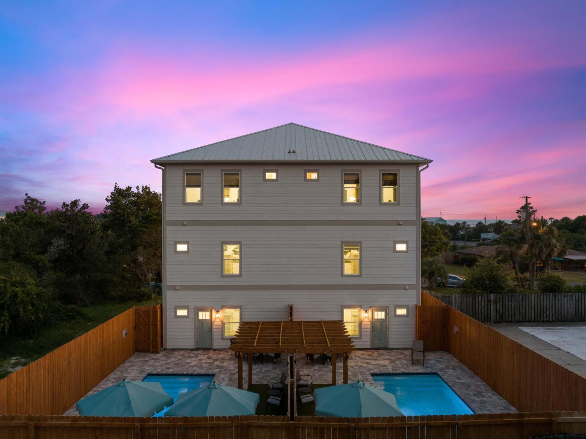 Grand Retreat I! 4br 5ba Sleeps 15! Private Pool! Luxury And Comfort Await! Holiday home *
