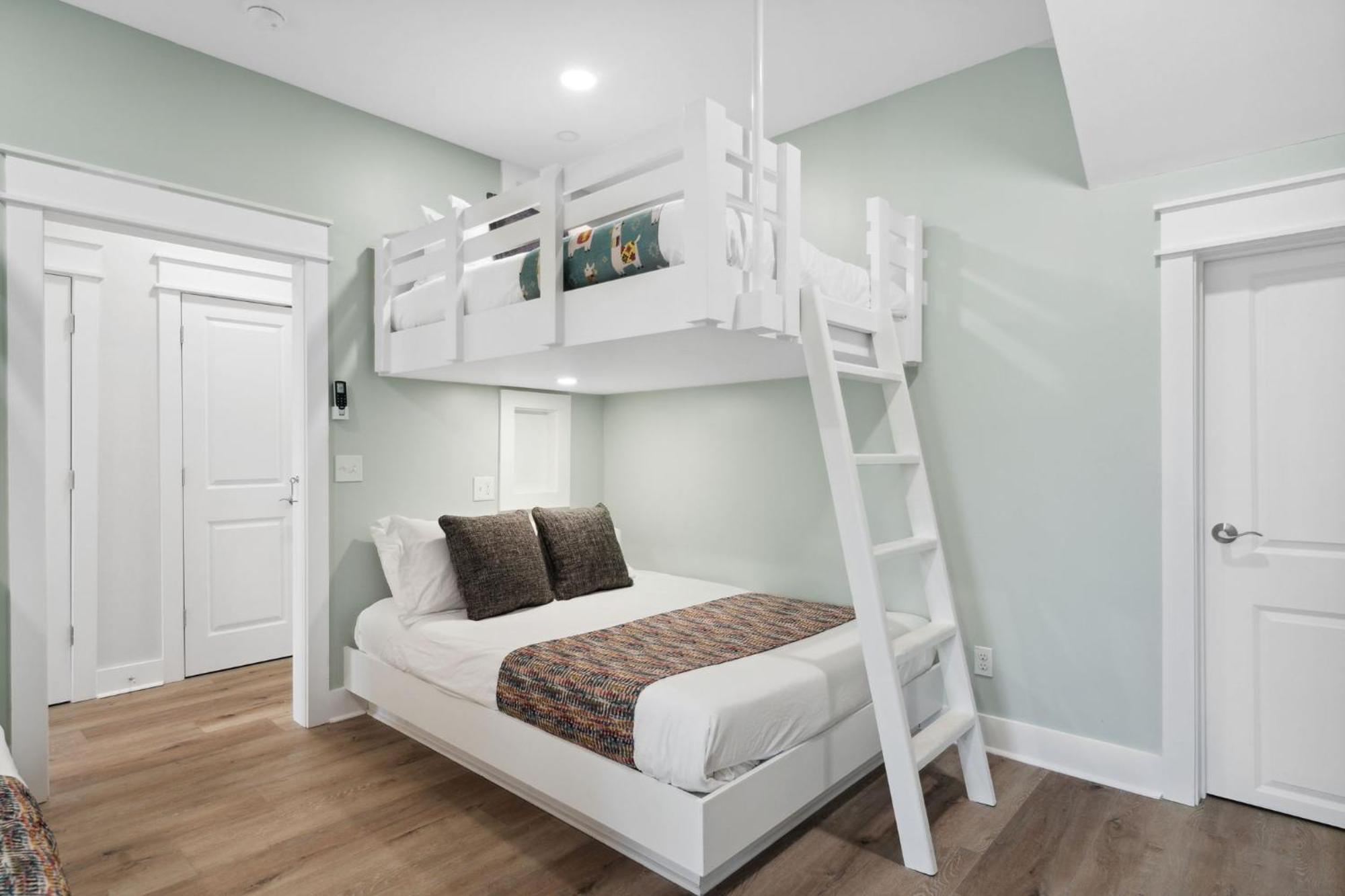 Grand Retreat I! 4br 5ba Sleeps 15! Private Pool! Luxury And Comfort Await! * Panama City Beach