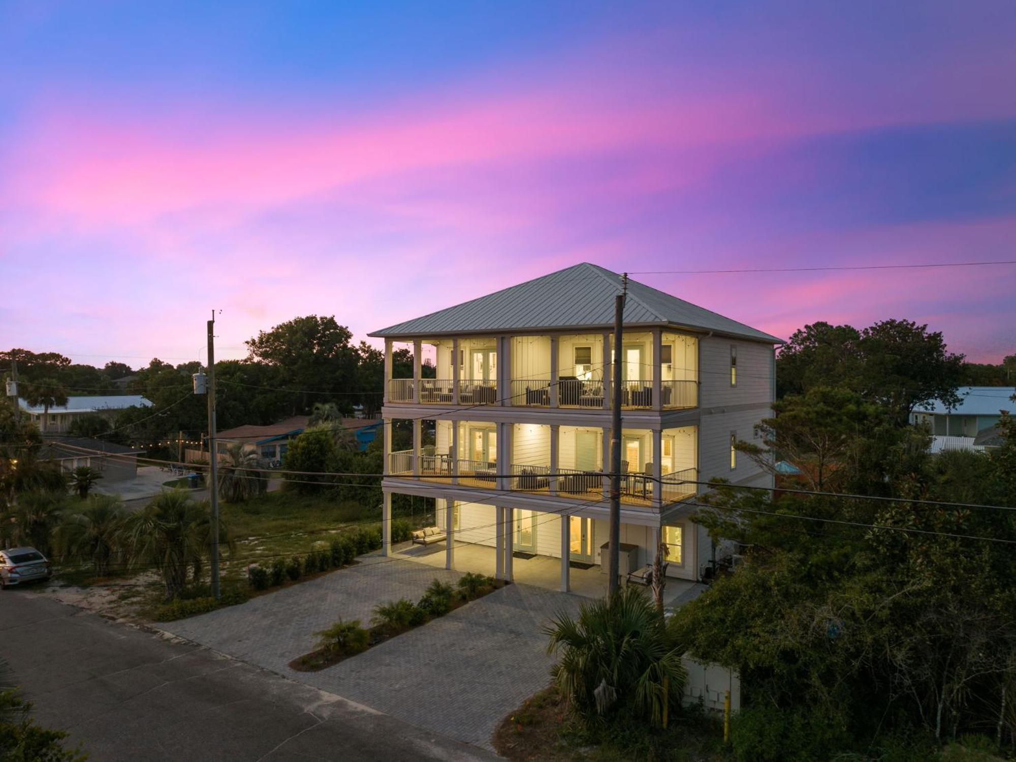Grand Retreat I! 4br 5ba Sleeps 15! Private Pool! Luxury And Comfort Await!